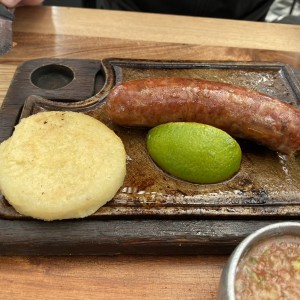 Chorizo de la casa con arepa