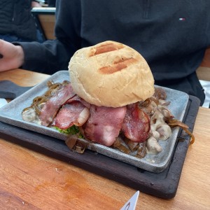 Hamburguesa con tocineta y champiñones 