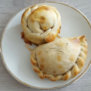 Empanadas: de carne y de tomate con queso 