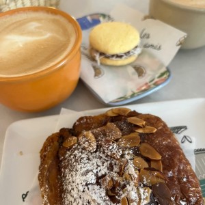 Alfajor, croissant chocolate y capuccino
