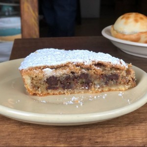 Tarta de chocolate, naranja confitada y crema de almendras