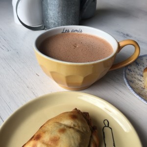 Chocolate y empanada de carne