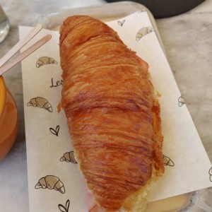 Crosaint de jamon y queso