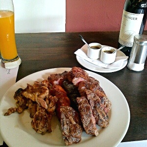 Parrillada Angus Argentina. Carne de res, Morcilla, Chorizo, Pollo. Para compartir.