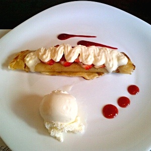 Crepe de arequipe y frutas con helado de vainilla