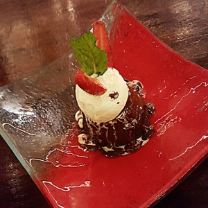 postre torta de Chocolate  con helado