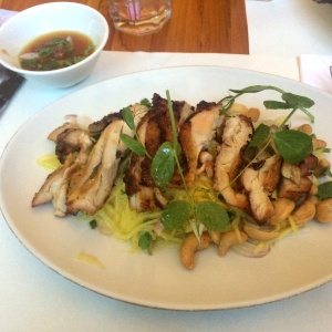 Pollo con ensalada de mango y salsa agridulce picantosa ????