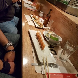 Variedades de sushi y aros de calamares