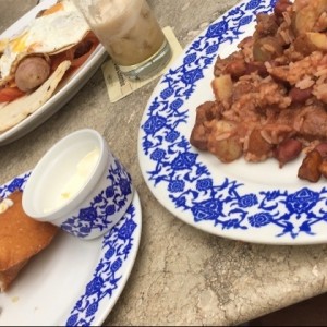 calentado, arepa de huevo, bisteck a caballo