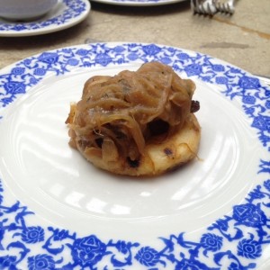 arepa con lomo encebollado