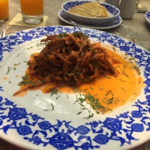 carne desmechada con patacones 