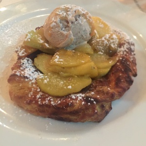 Hojaldre,manzana y helado de canela