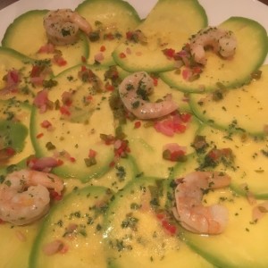 Carpaccio de aguacate con camarones