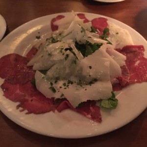carpaccio de carne de res con rugula y queso
