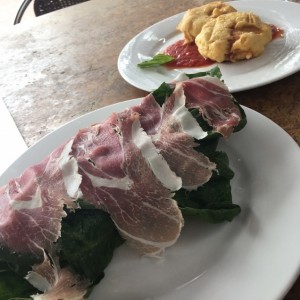 bruschetta con prosciutto y mielmostaza