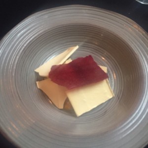 Helado de queso con araza y caramelo de remolacha 