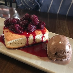 Mantecada con moras y helado de chocolate