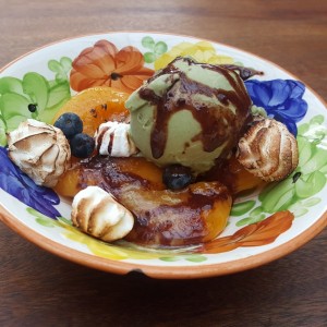 Durazno asado, merengues y helado de mambe