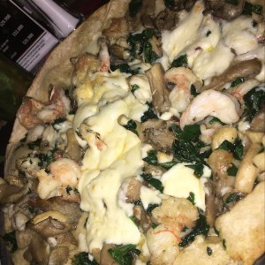Pizza de langostinos y hongos 