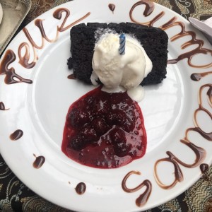 Torta de chocolate con dulce de mora y helado