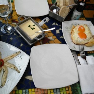 tapas queso fundido, huevos estrellados, boquerones