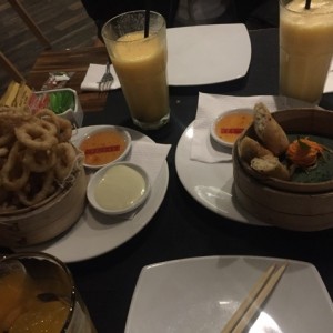 calamares apanados y spring rolls 