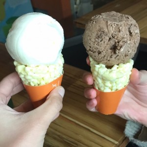 helado de lychees y brownie de milo en cono crispie