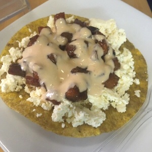 Tostada de queso paisa maduritos y suero chipotle