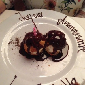 profiteroles con helado y salsa de chocolate