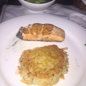 Salmon a la parrilla con papa rosti