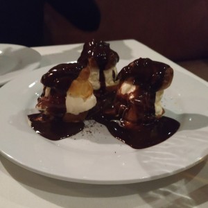 Profiteroles con helado y salsa de chocolate
