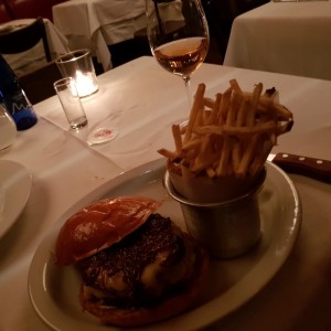 hamburguesa con cebolla caramelizada