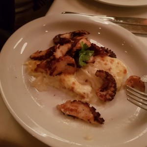pulpo sobre cama de papas gratinadas