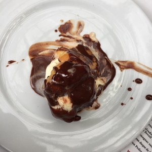 profiteroles de helado y chocolate