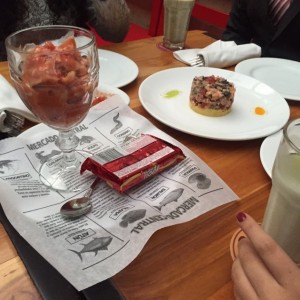 ceviche de la calle mixto y tartar de sallon en causa