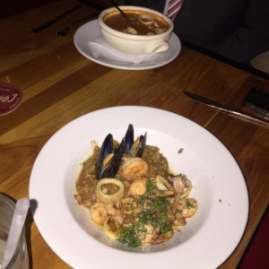 abajo salteado de mariscos arriba cazuela de mariscos