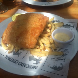 Pescado (cherna) rebozado con papas y alioli