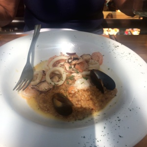mariscos sobre arroz cremoso de coco
