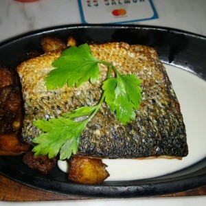 Filete de salmon con maduritos salteados
