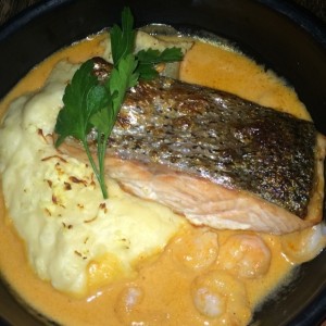 filete de salmon com pure de yuca en salsa de camarones