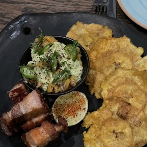 Torreznos con patacones y guacamole