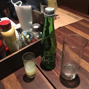 Agua con gas y limon