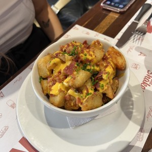 Bacon and Cheese Fries con papas rotas 