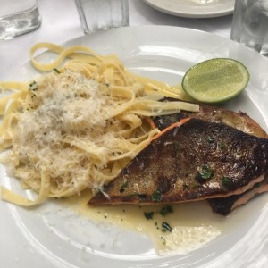 Trucha con fettuccine al burro