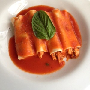 Canelonis de pollo en salsa napolitana