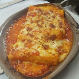 Canelones de pollo en salsa pomodoro gratinado 