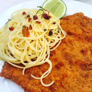Milanesa con pasta al burro