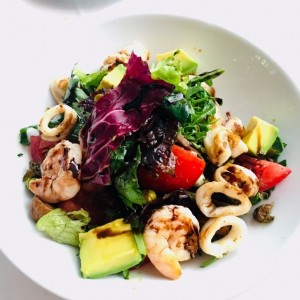Ensalada de camarones y calamar