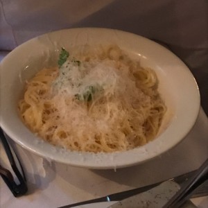Capellini con mantequilla y parmesano