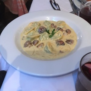 capeletia de ricota y espinacas con salsa de hongos